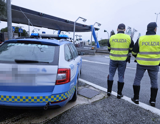 Tensione in autostrada e blitz all'alba: 80 ultras laziali bloccati alle porte di Roma (FOTO) 1 Tensione in autostrada e blitz all'alba: 80 ultras laziali bloccati alle porte di Roma (FOTO) 1