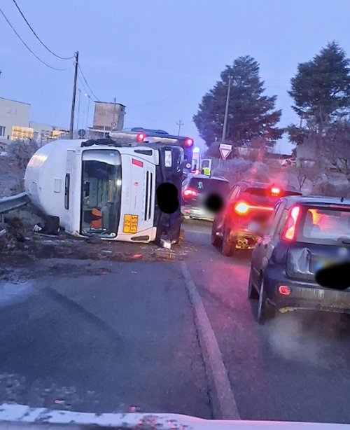 Paura alle porte di Roma: cisterna di gas si ribalta e scatta l'emergenza sulla provinciale (FOTO) 1 Paura alle porte di Roma: cisterna di gas si ribalta e scatta l'emergenza sulla provinciale (FOTO) 1