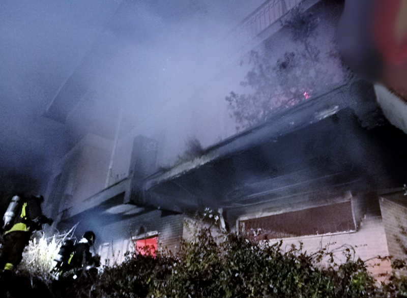 Villa in fiamme a Santa Marinella: corsa contro il tempo per evitare propagarsi del rogo a vegetazione (FOTO) 1 Villa in fiamme a Santa Marinella: corsa contro il tempo per evitare propagarsi del rogo a vegetazione (FOTO) 1