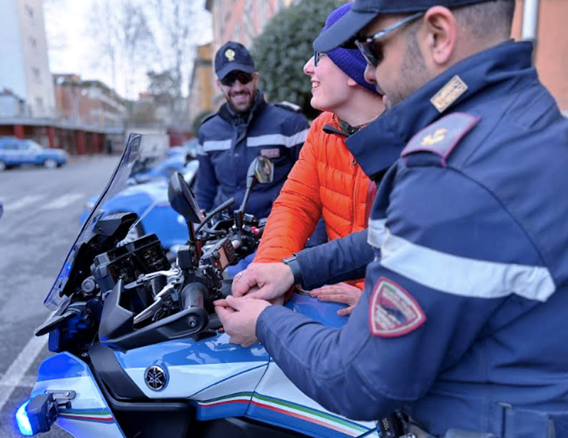 Poliziotti per un giorno: il sogno di due giovani ipovedenti diventa realtà a Roma (VIDEO e FOTO) 1 Poliziotti per un giorno: il sogno di due giovani ipovedenti diventa realtà a Roma (VIDEO e FOTO) 1