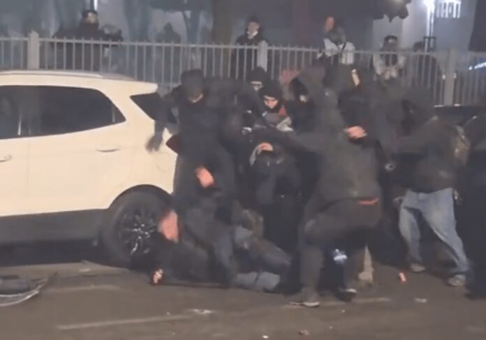 Scontri corteo Askatasuna, in un video agente accerchiato e preso a calci e pugni