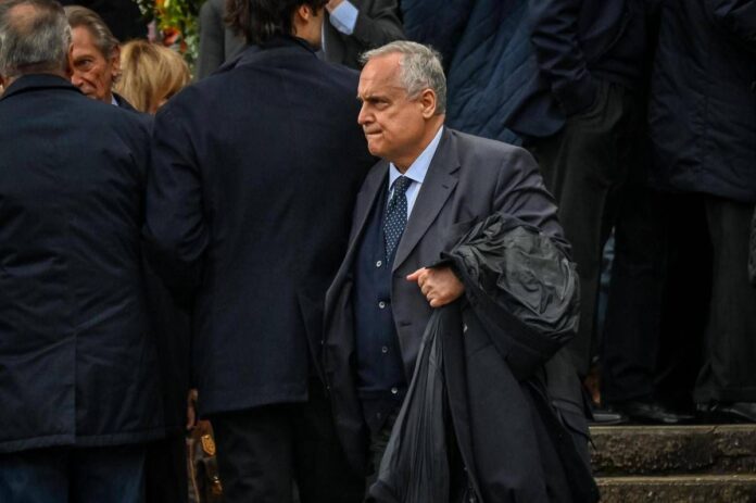 Scritta choc contro Lotito sul muro di una chiesa: “Solo qui sei benvenuto, coi piedi davanti”