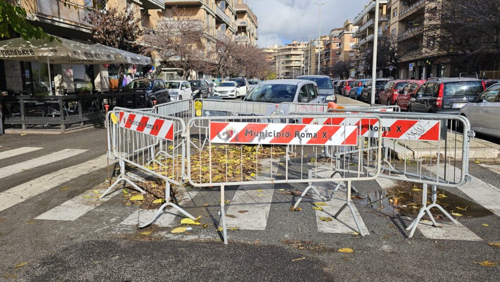 Ostia sprofonda nelle voragini e si ferma sulle transenne. Ma l’assessore si accorge solo delle ‘pasquinate’ 2
