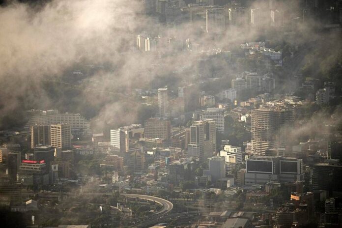 Venezuela, media: forti esplosioni a Caracas, avvertito anche sorvolo di aerei