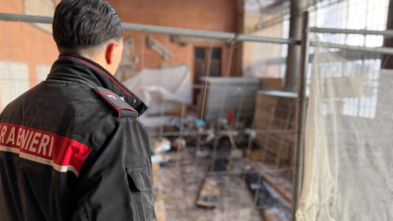 Incendio nei pressi del porticato di una chiesa nel cuore di Roma: intervengono pompieri e carabinieri (FOTO) 1