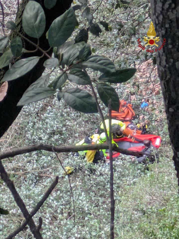 Precipita in un fossato a Fiano Romano: salvato dai vigili del fuoco con l’elicottero Drago 1 Precipita in un fossato a Fiano Romano: salvato dai vigili del fuoco con l’elicottero Drago 1