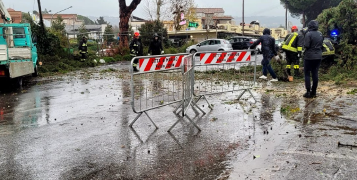 Forte maltempo fa crollare una struttura da padel: danni e paura ai Castelli Romani (VIDEO) 1