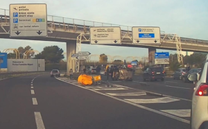 Si schianta sui respingenti del guard rail e si cappotta a due passi dall’aeroporto di Fiumicino 1