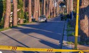 Pedone che andava a messa travolto da un’utilitaria su via di Castel Porziano: è grave (VIDEO) 1 Pedone che andava a messa travolto da un’utilitaria su via di Castel Porziano: è grave (VIDEO) 1