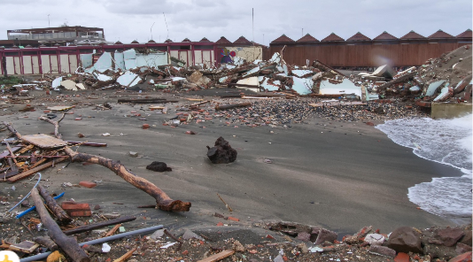 Affondano nel mare i resti degli stabilimenti balneari che costruirono il mito di Ostia (VIDEO E FOTO) 2