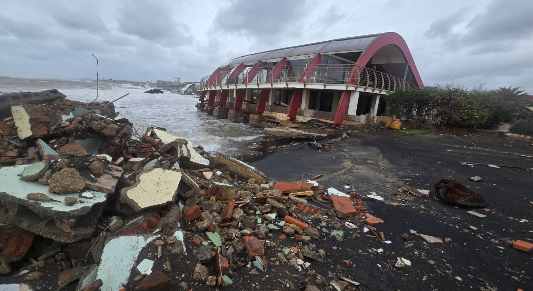 Affondano nel mare i resti degli stabilimenti balneari che costruirono il mito di Ostia (VIDEO E FOTO) 3