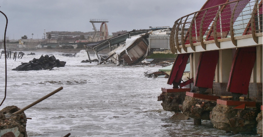 Affondano nel mare i resti degli stabilimenti balneari che costruirono il mito di Ostia (VIDEO E FOTO) 1