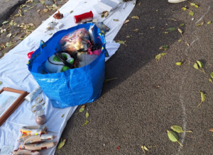 Viaggio nel mercato abusivo di via Oletta dove sui teli stesi a terra campeggiano anche generi alimentari 1