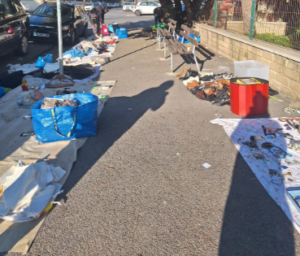 Viaggio nel mercato abusivo di via Oletta dove sui teli stesi a terra campeggiano anche generi alimentari 2