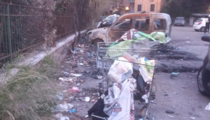 Acilia come Beirut, il posteggio sembra bombardato ma le carcasse delle auto incendiate sono ancora lì 1