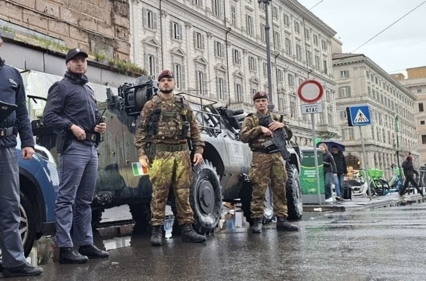 Blitz dei carabinieri a Termini: in campo anche i Parà (e la Meloni). Arresti e daspo urbani 1