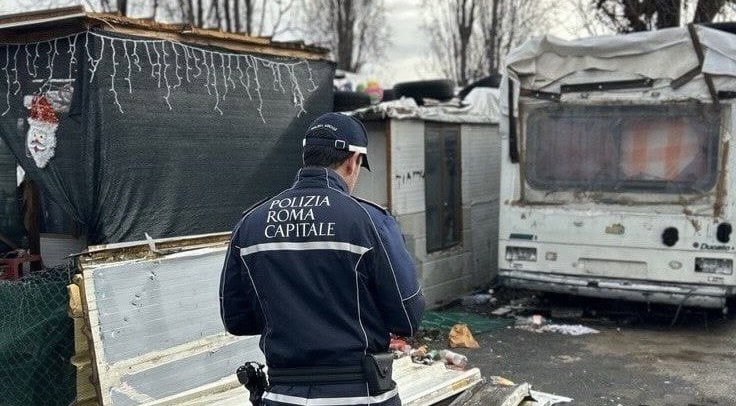 Giù le baracche nel campo rom di via Candoni. E stop alle auto: non potranno più entrare 1 Giù le baracche nel campo rom di via Candoni. E stop alle auto: non potranno più entrare 1