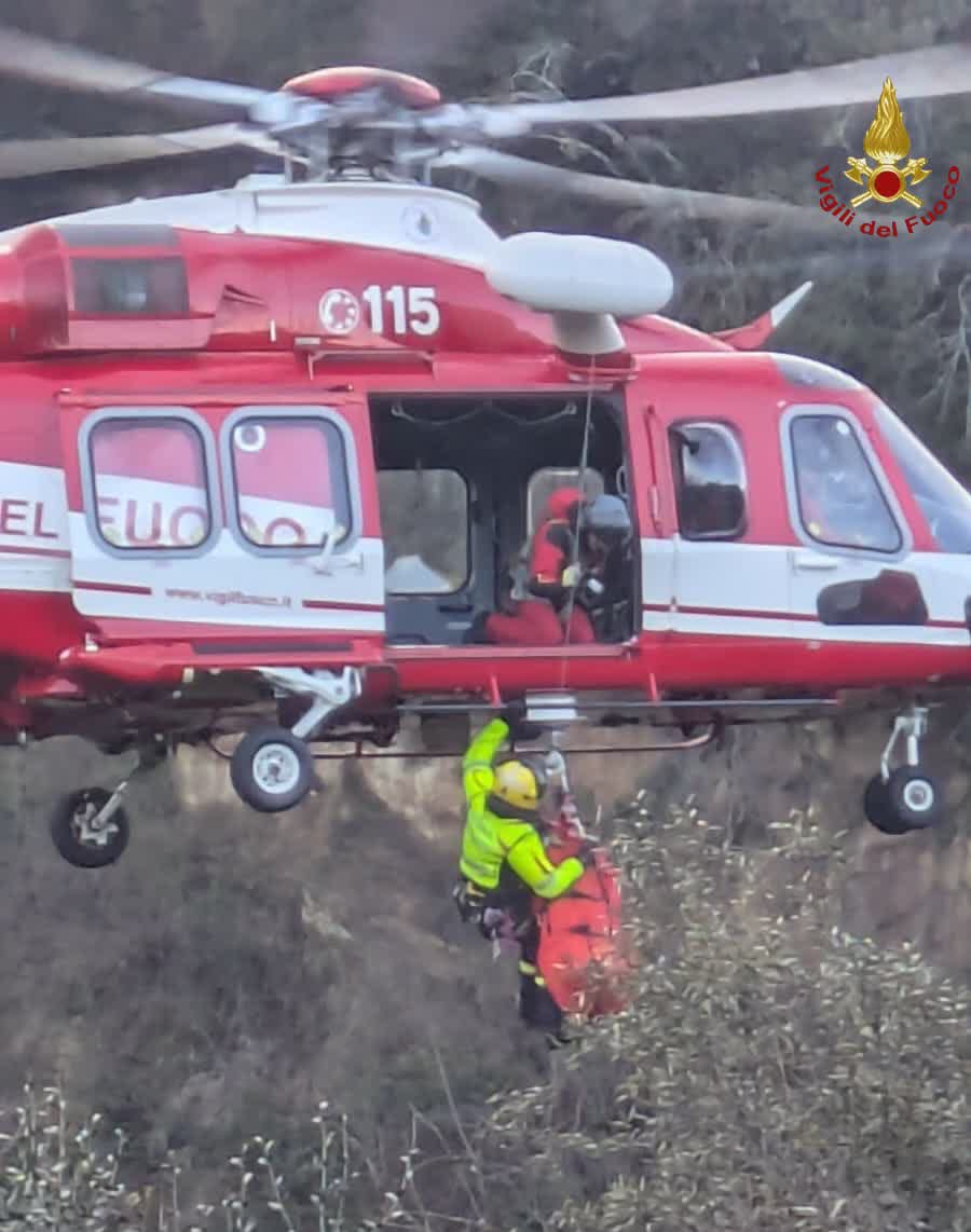 Precipita in un fossato a Fiano Romano: salvato dai vigili del fuoco con l’elicottero Drago 2 Precipita in un fossato a Fiano Romano: salvato dai vigili del fuoco con l’elicottero Drago 2