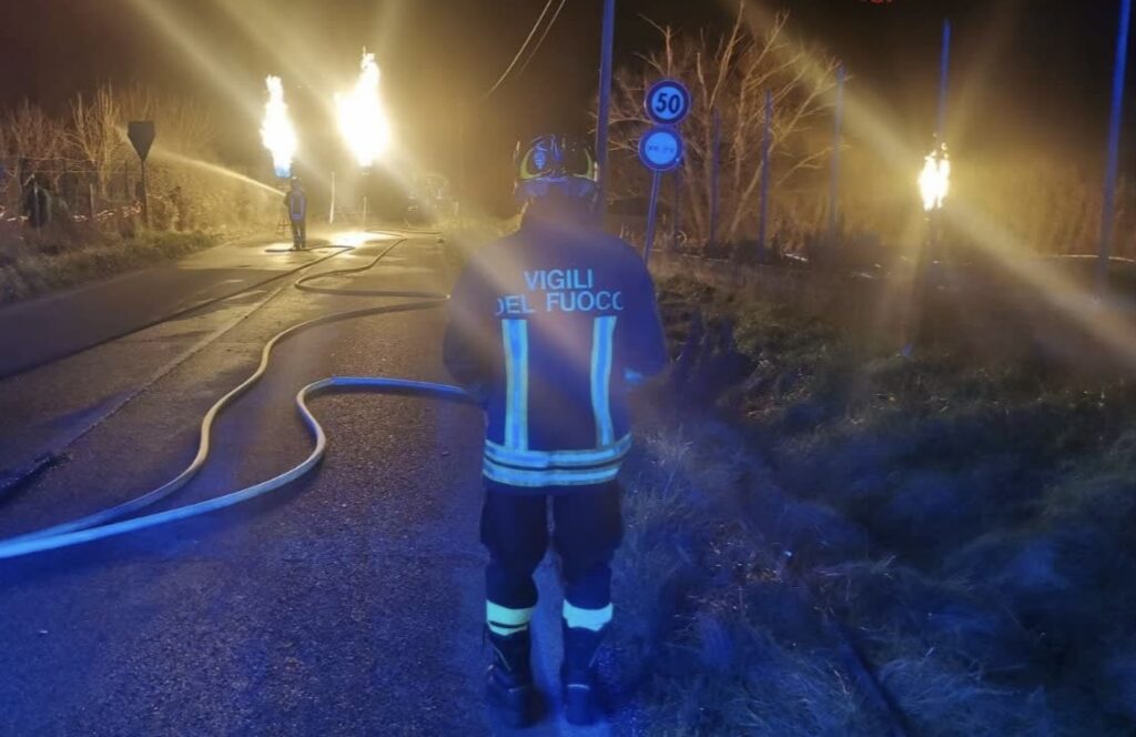 Incidente a Palombara: cisterna carica di GPL si ribalta, vigili del fuoco al lavoro 1