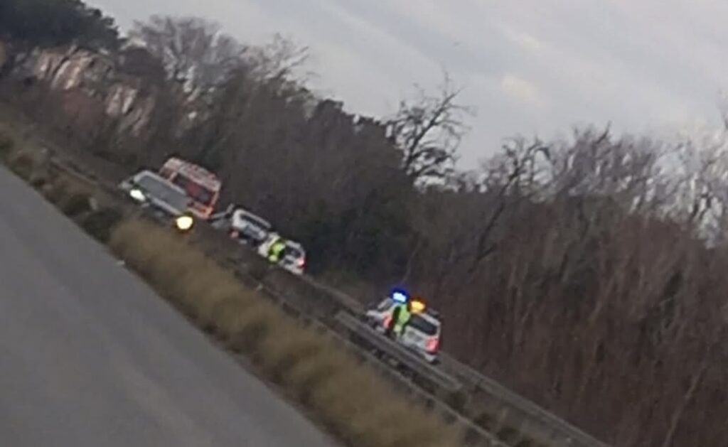 S.O.S. Pontina: furgone in fiamme e auto ribaltata bloccano il traffico in direzione sud (VIDEO) 1