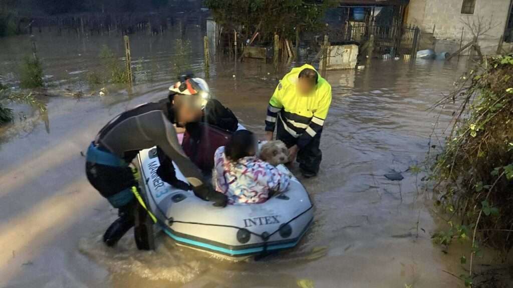 Record di pioggia a Roma: il Tevere al limite dell’esondazione e disagi in tutta la città 3 Record di pioggia a Roma: il Tevere al limite dell’esondazione e disagi in tutta la città 3