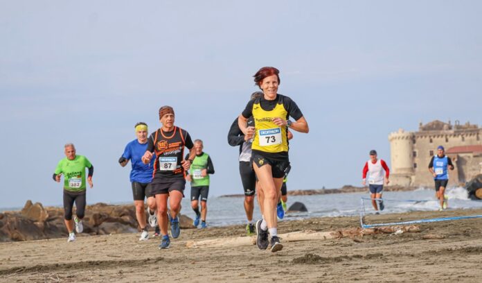 Maratonina del Tirreno, sul litorale appuntamento con la seconda edizione della corsa: luogo, orari e strade interessate