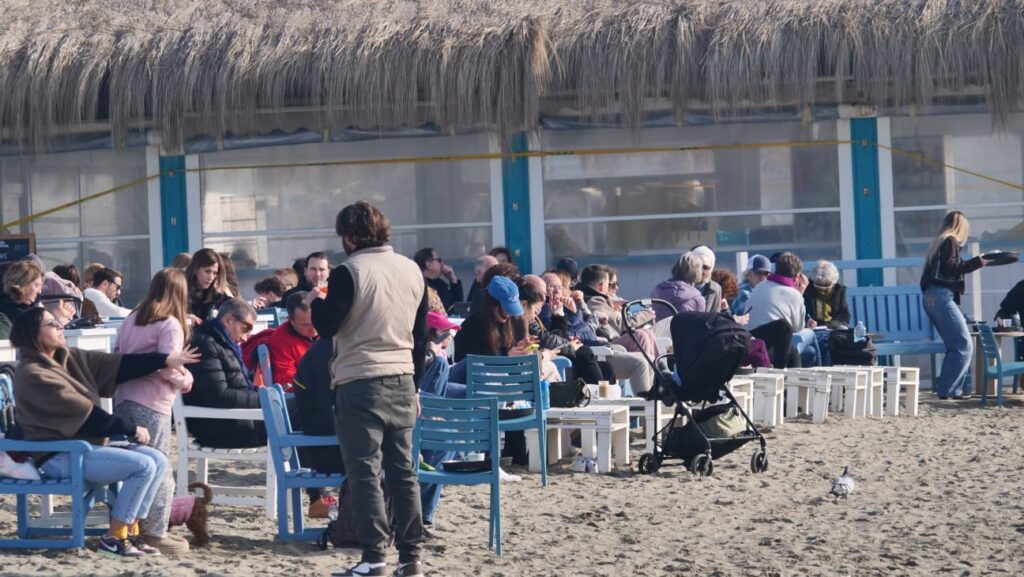 A Ostia inattesa primavera d’inverno: migliaia di romani al mare in un sabato sotto al sole (FOTO e VIDEO) 2 A Ostia inattesa primavera d’inverno: migliaia di romani al mare in un sabato sotto al sole (FOTO e VIDEO) 2