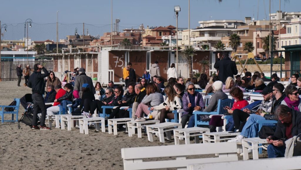 A Ostia inattesa primavera d’inverno: migliaia di romani al mare in un sabato sotto al sole (FOTO e VIDEO) 1 A Ostia inattesa primavera d’inverno: migliaia di romani al mare in un sabato sotto al sole (FOTO e VIDEO) 1