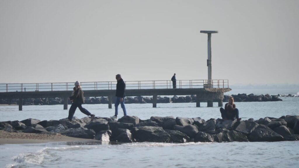 A Ostia inattesa primavera d’inverno: migliaia di romani al mare in un sabato sotto al sole (FOTO e VIDEO) 3 A Ostia inattesa primavera d’inverno: migliaia di romani al mare in un sabato sotto al sole (FOTO e VIDEO) 3