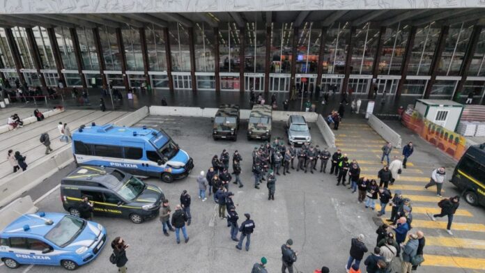 stazione termini Stazione Termini, operazione straordinaria della Polizia: identificate oltre 500 persone, 4 arresti