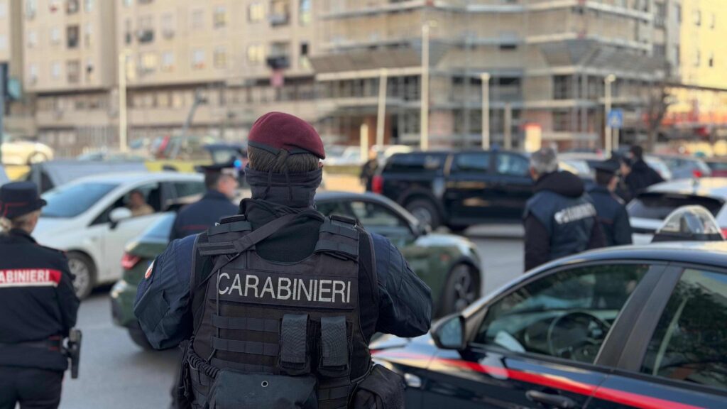 Blitz carabinieri con paracadutisti a Tor Bella Monaca: 10 arresti e armi sequestrate 1