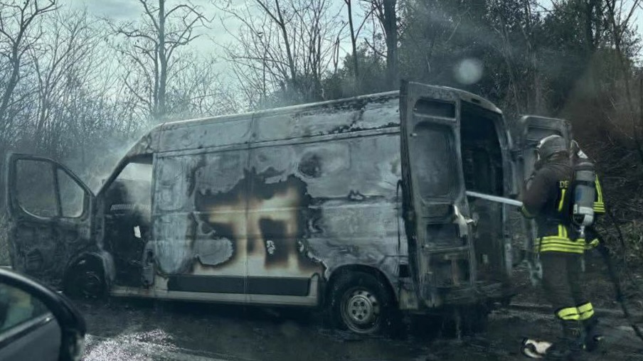 Furgone in fiamme sulla Pontina: 10 km di coda da Roma verso Latina (VIDEO) 1