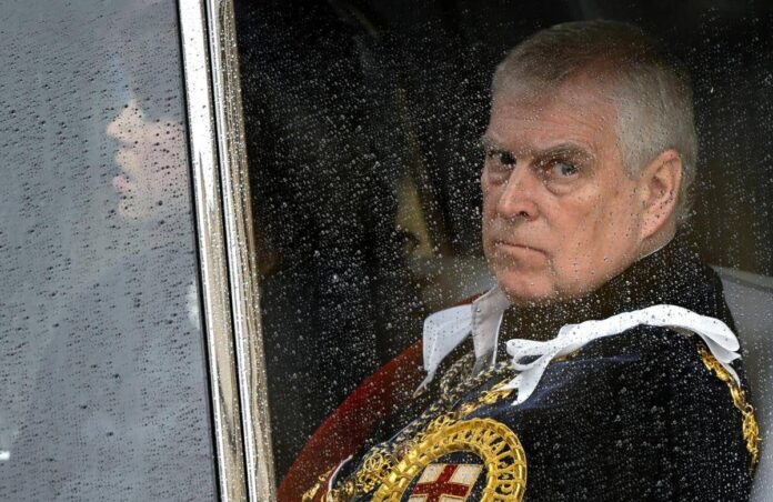 A Sandringham umiliazione per l’ex principe Andrea, il personale si rifiuta di servirlo
