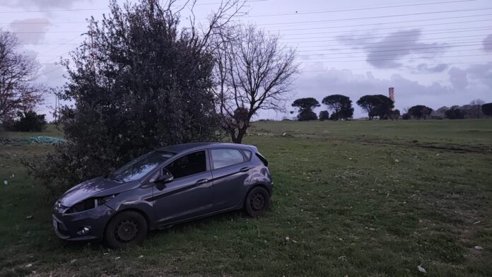 Sgomberi e abbattimenti al campo nomadi di via Salviati: trovata auto usata per rapina