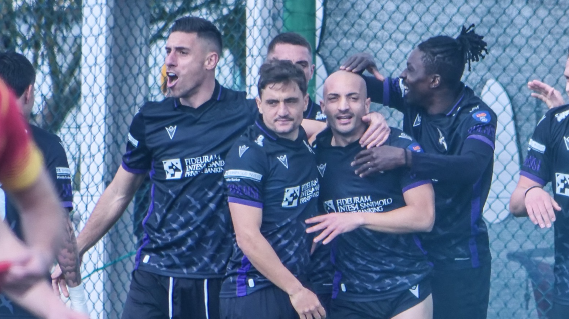Ostiamare-Recanatese 4-1, biancoviola travolgenti: é spettacolo puro all'Anco Marzio 2 Ostiamare-Recanatese 4-1, biancoviola travolgenti: é spettacolo puro all'Anco Marzio 2