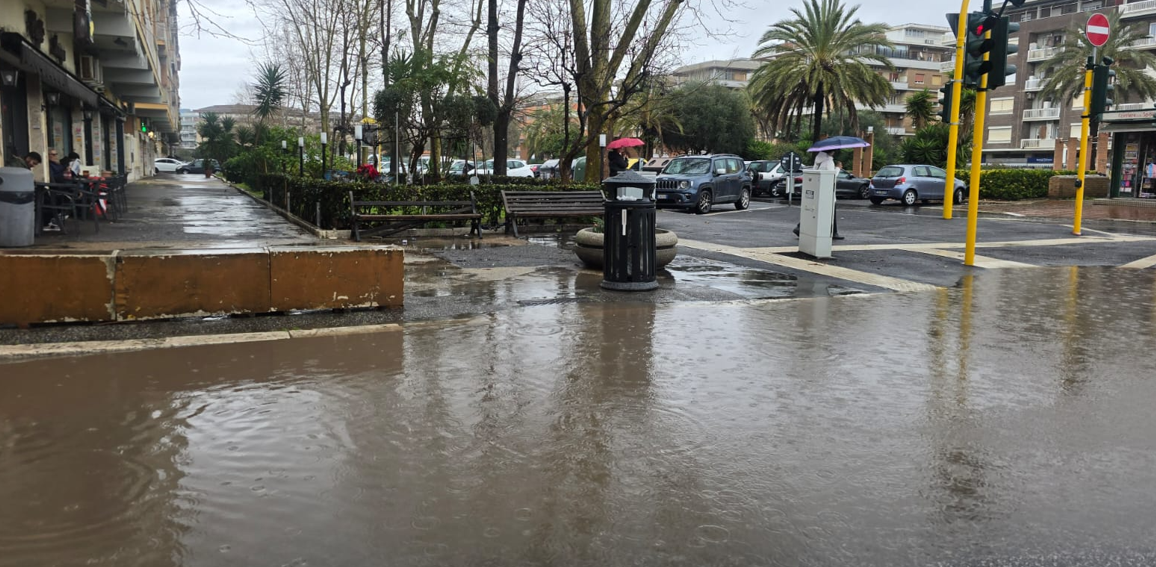 Tra crateri e lagune, impraticabili le strade di Ostia (VIDEO) 1 Tra crateri e lagune, impraticabili le strade di Ostia (VIDEO) 1