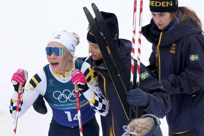 Cade la campionessa, cade lo skiman, poi la Svezia rimonta ed è argento alle Olimpiadi. Cos’è successo nella staffetta sci di fondo