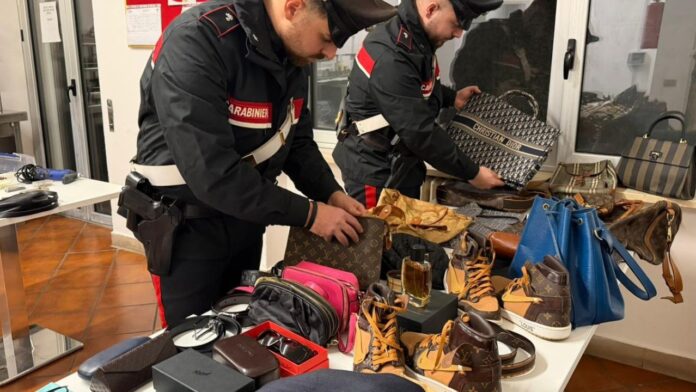 Beni di lusso, droga e arnesi per clonare le chiavi: georgiano tradito da comportamento sospetto
