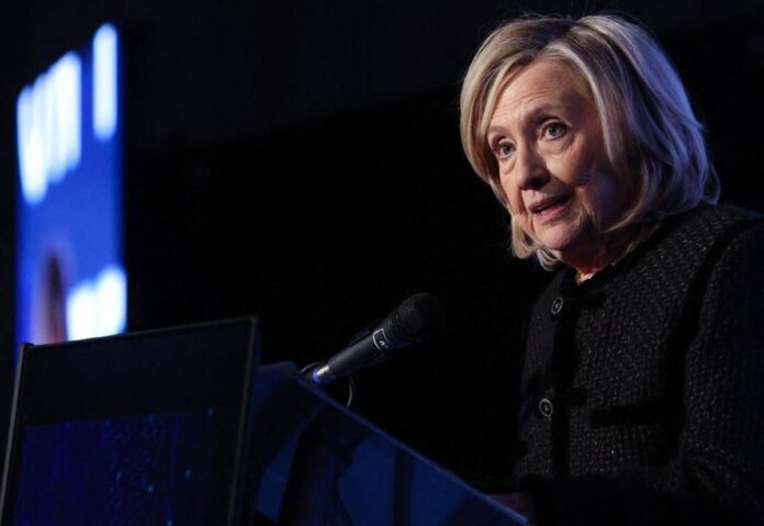 Caso Epstein, Hillary Clinton accusa l’amministrazione Trump di “insabbiamento”