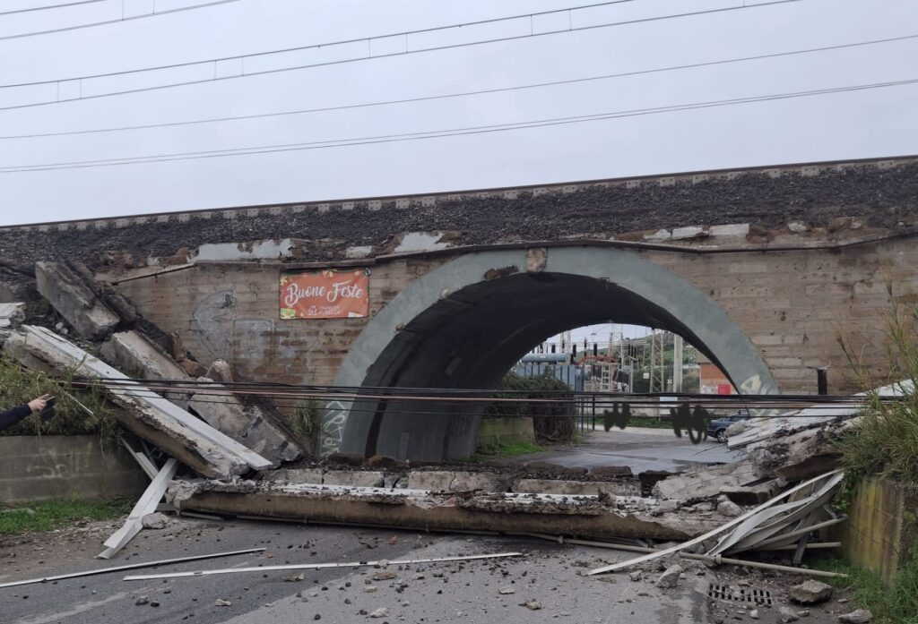 Crolla un sottopasso ferroviario a Santa Marinella: treni fermi, caos e paura tra i cittadini 1 Crolla un sottopasso ferroviario a Santa Marinella: treni fermi, caos e paura tra i cittadini 1