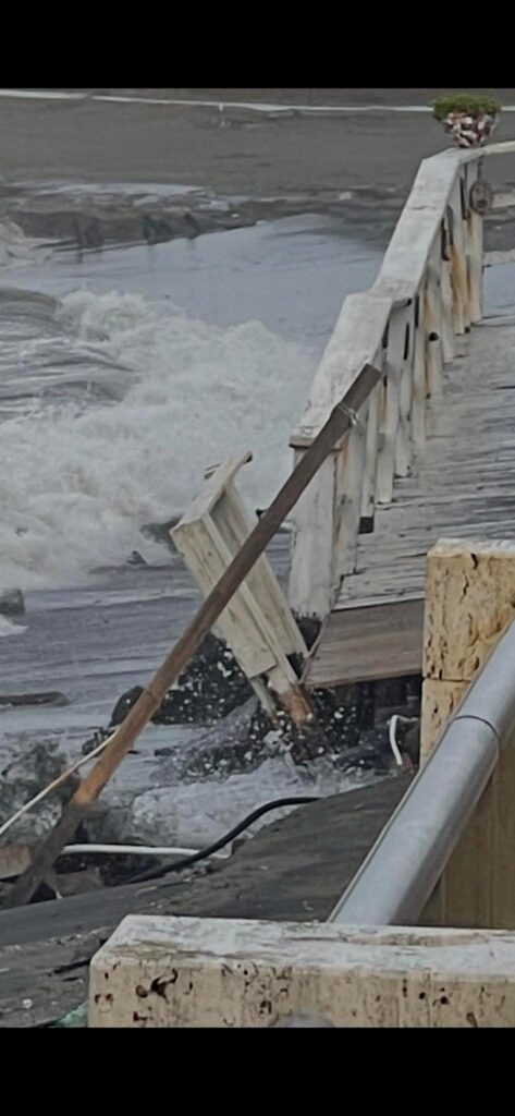 Erosione costiera ai massimi livelli a Ostia: non si salvano spiagge libere e passeggiata (VIDEO) 2