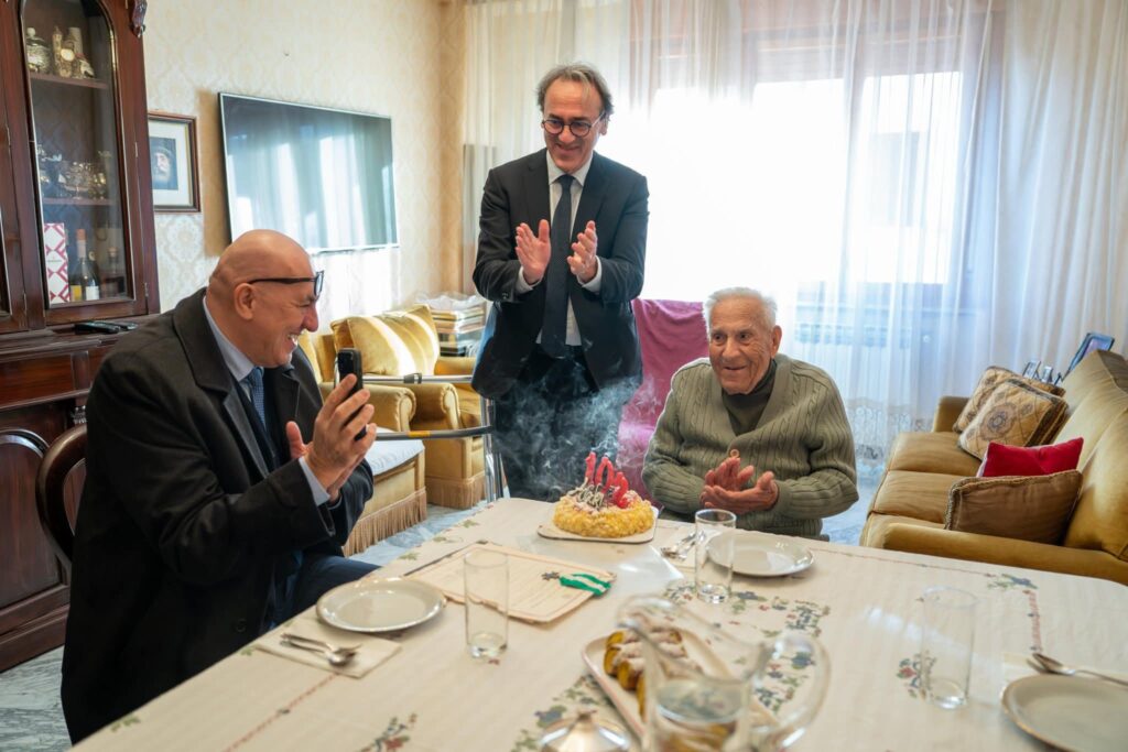 Il ministro fa visita al carabiniere Bonelli: 102 anni per il papà del leader Avs 1 Il ministro fa visita al carabiniere Bonelli: 102 anni per il papà del leader Avs 1