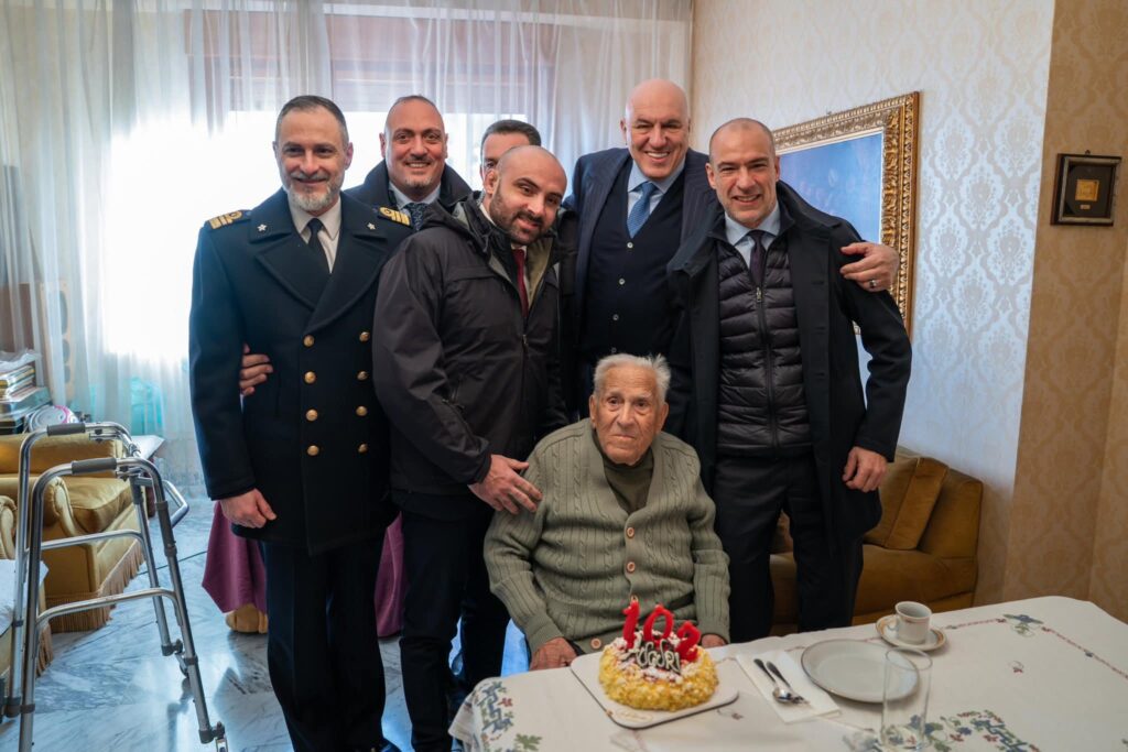 Il ministro fa visita al carabiniere Bonelli: 102 anni per il papà del leader Avs 2 Il ministro fa visita al carabiniere Bonelli: 102 anni per il papà del leader Avs 2