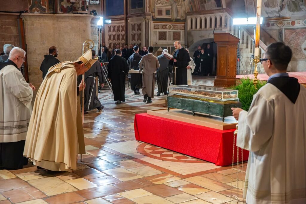 San Francesco d'Assisi: l’estumulazione delle spoglie apre il mese di venerazione e preghiera (FOTO) 4
