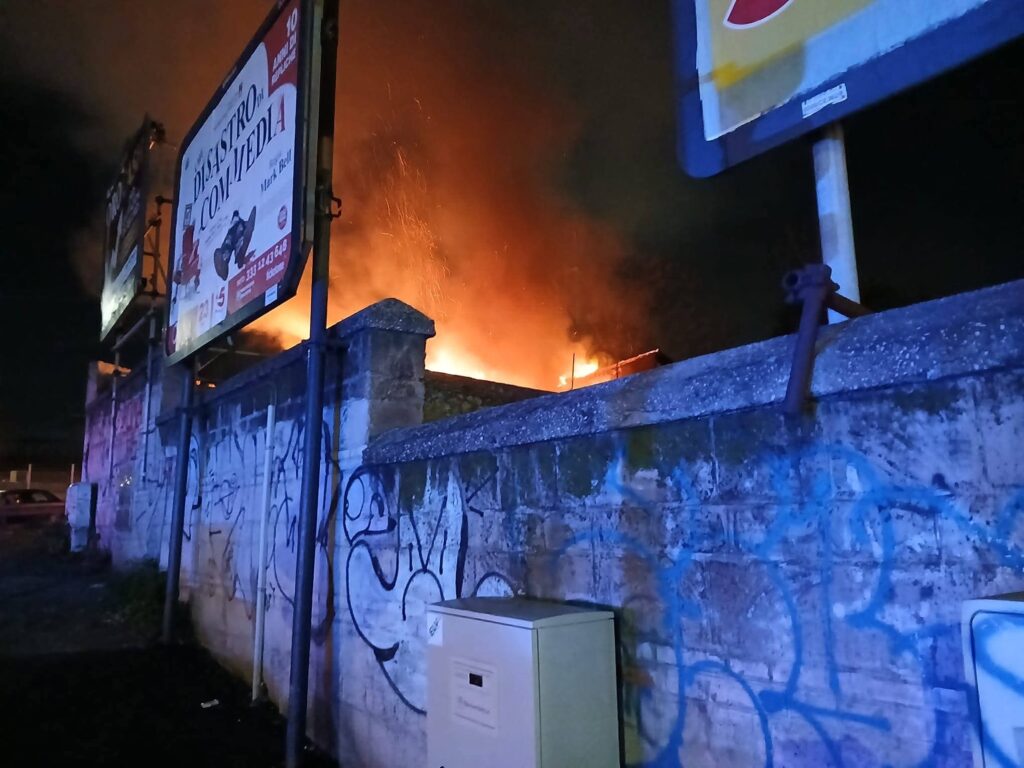 Incendio a ridosso della discoteca: sul posto ambulanze e carabinieri (VIDEO) 1