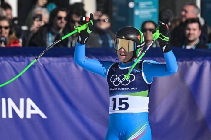 Goggia bronzo in discesa libera a Milano Cortina. Dramma Vonn, caduta e infortunio Olimpiadi invernali, italiani in gara oggi 12 febbraio: chi sono, programma, medaglie