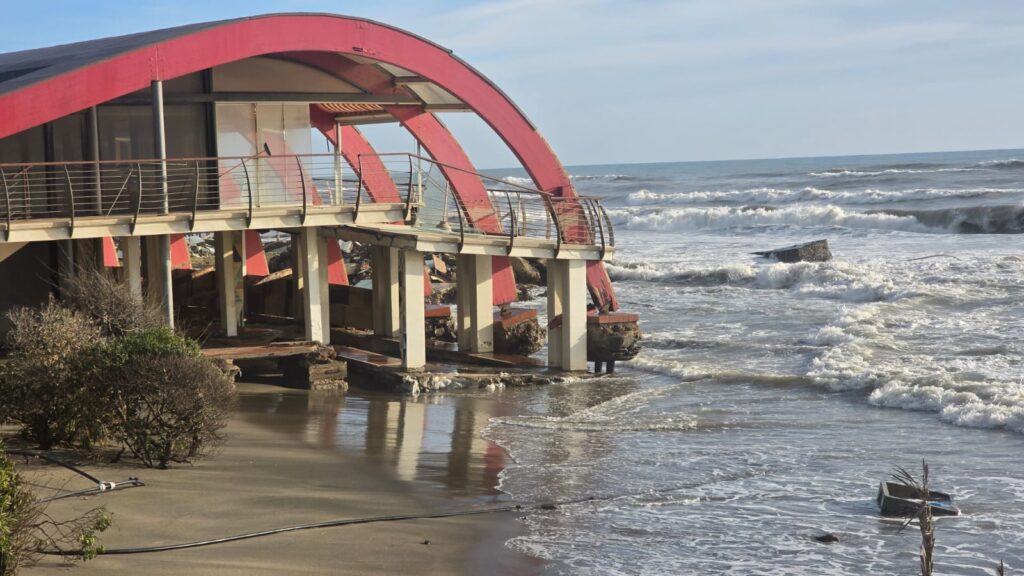 Ancora una mareggiata e Ostia perderà un altro stabilimento balneare (VIDEO) 2