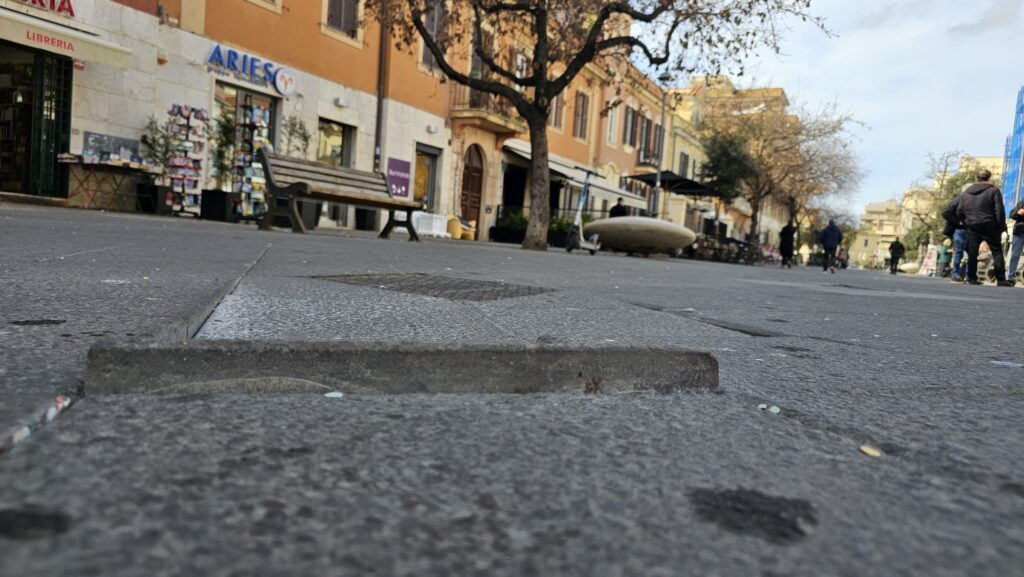Turista inciampa e si spacca la faccia: è il benvenuto nel Centro storico di Ostia 1 Turista inciampa e si spacca la faccia: è il benvenuto nel Centro storico di Ostia 1