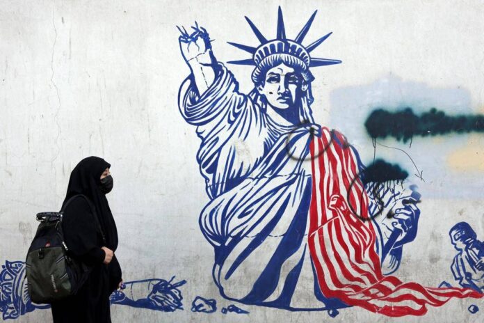 Iran, Trump boccia i negoziati: “Non sono contento”. Attacco più vicino, i segnali