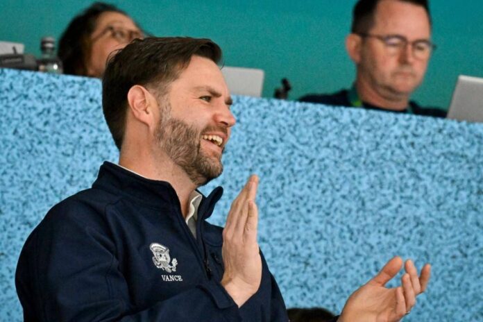 Magia hockey a Milano Cortina, arriva J.D Vance in Tribuna e gli Stati Uniti segnano